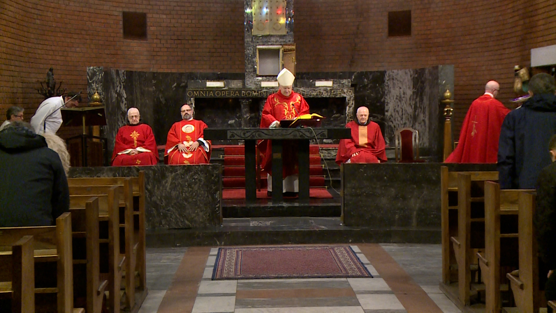 Beograd, beogradski nadbiskup kardinal Ladislav Nemet predvodio je misu na Veliki petak u crkvi Svetog Ante, pokrivanje